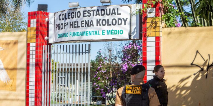 Policiais militares em frente ao Colégio Estadual Professora Helena Kolody, em Cambé, Paraná
19/06/2023
REUTERS/Rei Santos