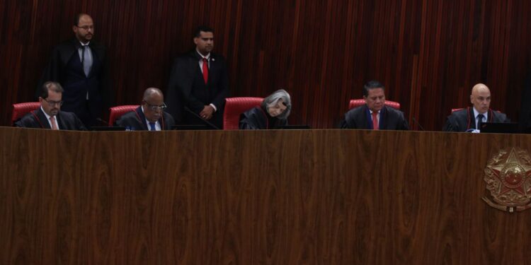Brasília (DF), 27/06/2023 - O Tribunal Superior Eleitoral (TSE) realiza sessão plenária, para retomar o julgamento da ação (Aije nº 0600814-85) que pede a inelegibilidade de Jair Bolsonaro e de Walter Braga Netto. Foto Valter Campanato/Agência Brasil.